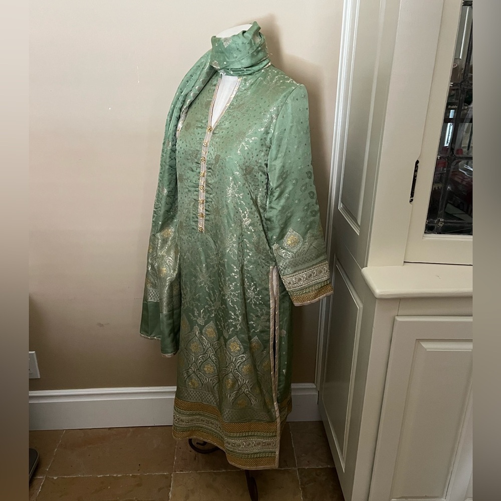 Women’s Pakistani Desi Indian Wedding Green Shalwar Kameez with Dupatta - Picture 2 of 8